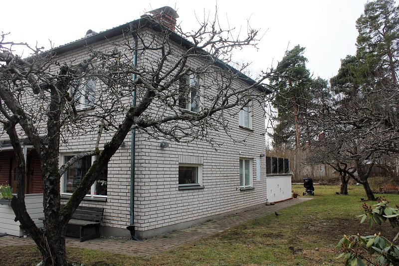 Stureby: stora huset framför stugan.