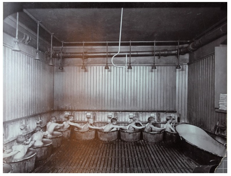 Hygien: ryggtvätt på Storkyrkoskolan 1903