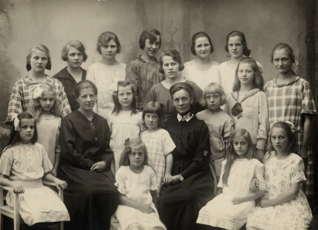 Flickor och personal vid Kungsholms barnhem 1920