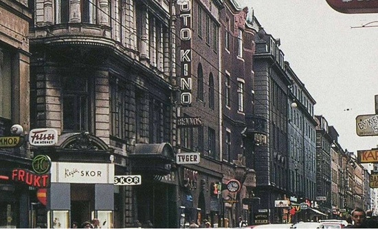 Drottninggatan 13-15, norrut från Jakobsgatn mot Vattugatan. 1964.